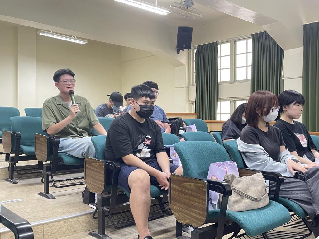 深化實務連結 長榮大學健康心理系邀請「自然就好心理諮商所」創辦人陳信昭精神科醫師蒞校演講