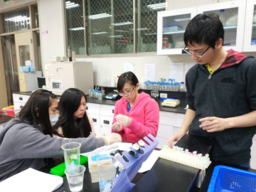 20180201旗美高中社會組學生學習分子技術