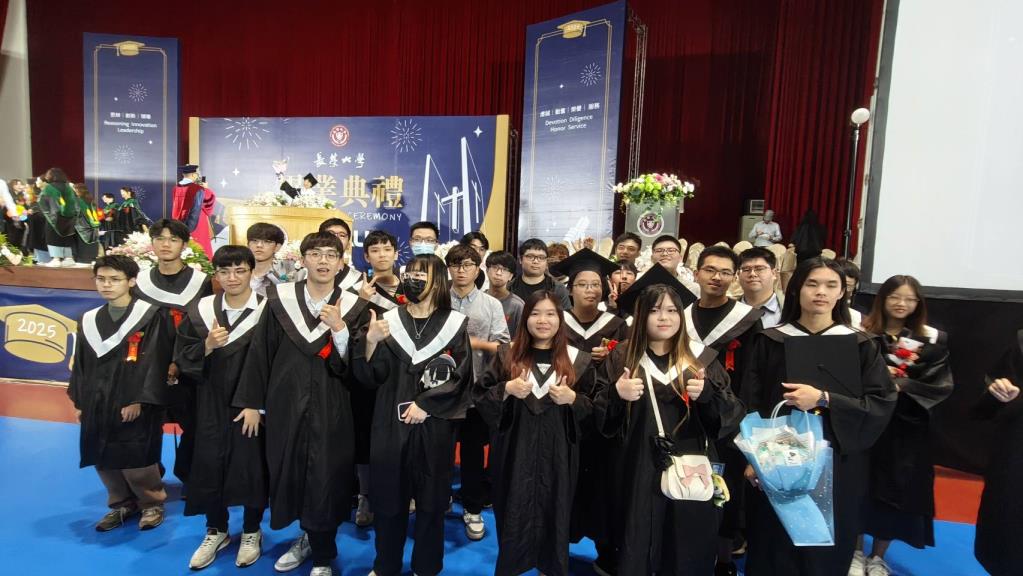致青春：資工系畢業生帶著祝福與夢想啟程