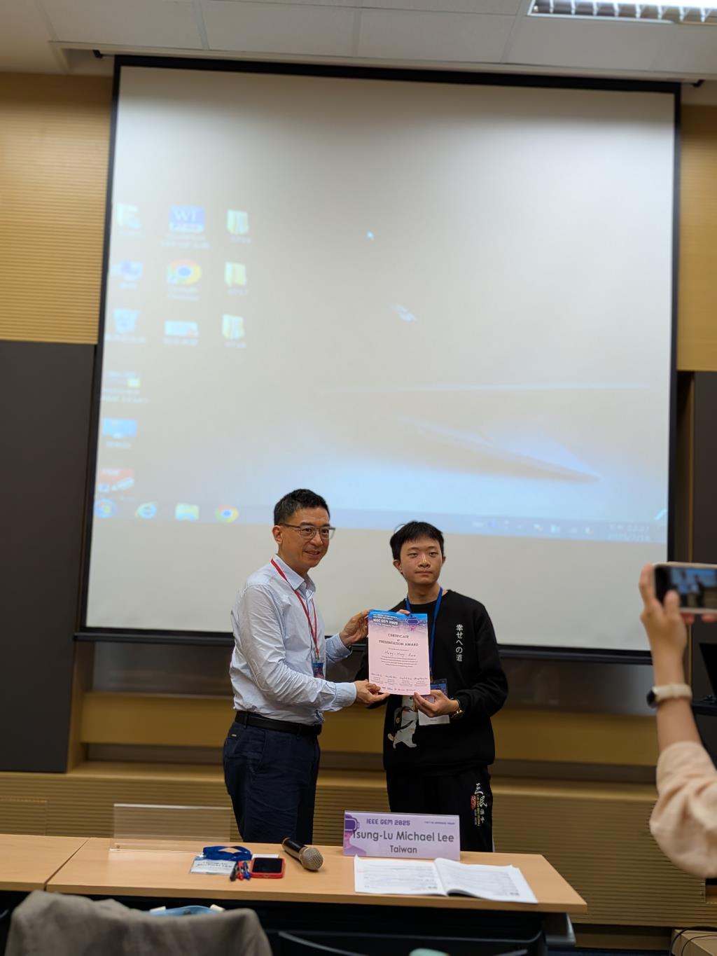 【學生榮耀事蹟】賀本系安明軒同學出席 2025 IEEE GEM 2025 國際研討會榮獲Presentation Award.
