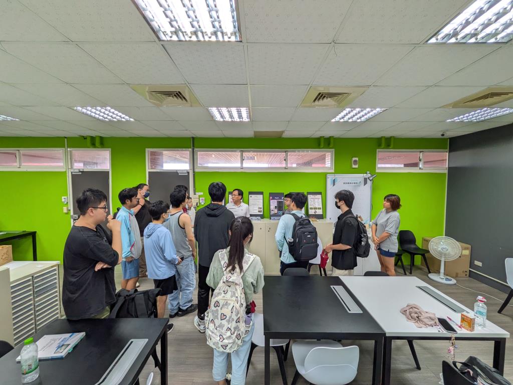 邱老師與同學們持續互動與交流