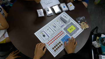 藉由創意思維的引入，讓各小組設計出獨特的桌遊 (Board Game)