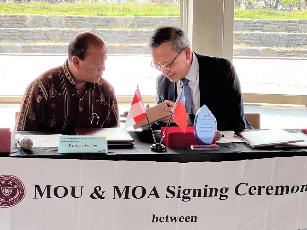 Moriah 神學院與長榮神學院代表李泳龍校長簽訂MOU及MOA希望在未來，無論在學術與宣教上，可以為上帝的國度一起努力。