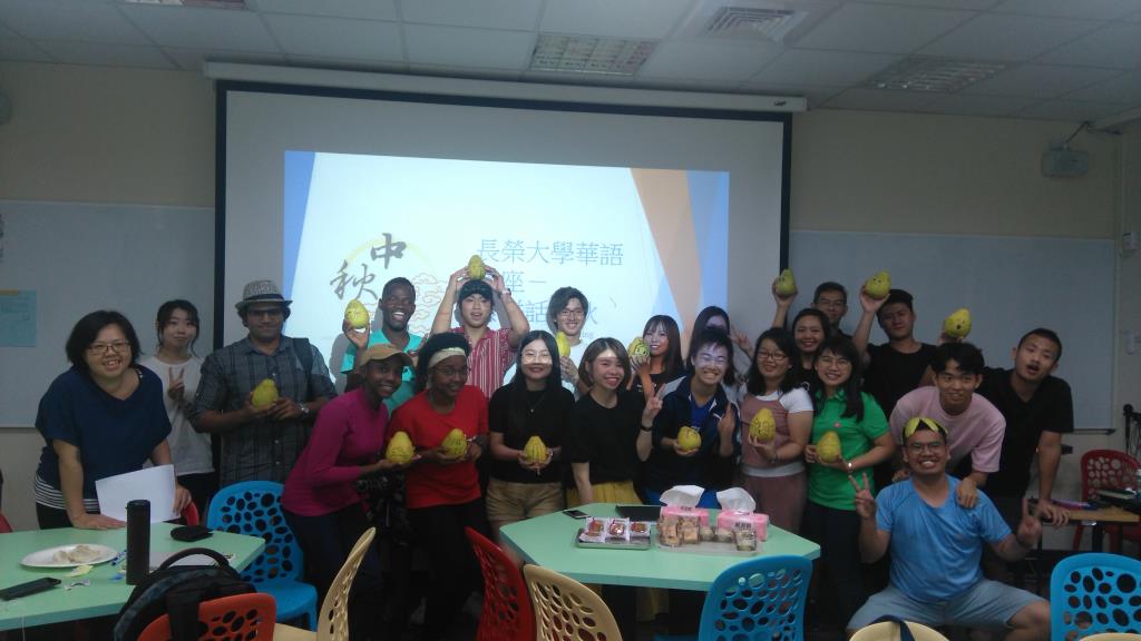 華語文教育中心舉辦食餅話中秋活動，華語生認識台灣節慶。