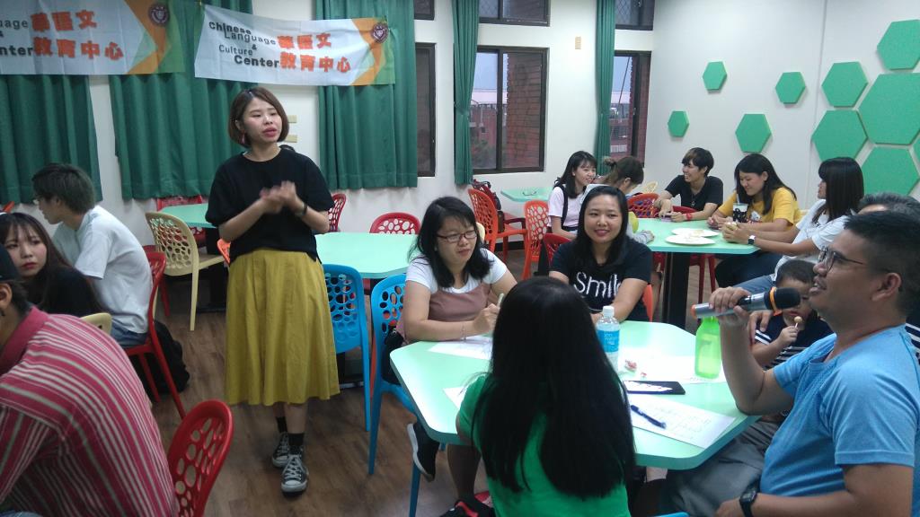 華語文教育中心舉辦食餅話中秋活動，華語生認識台灣節慶。