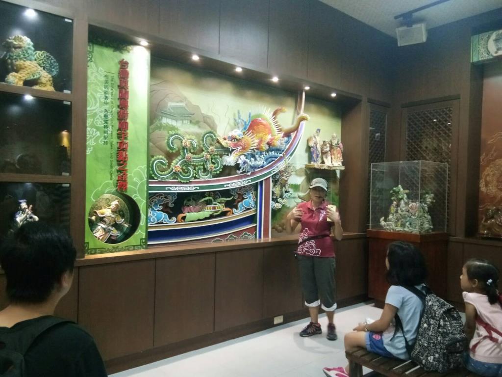 華語中心舉辦文化參訪，華語生參訪故宮南院與交趾陶工藝園區。