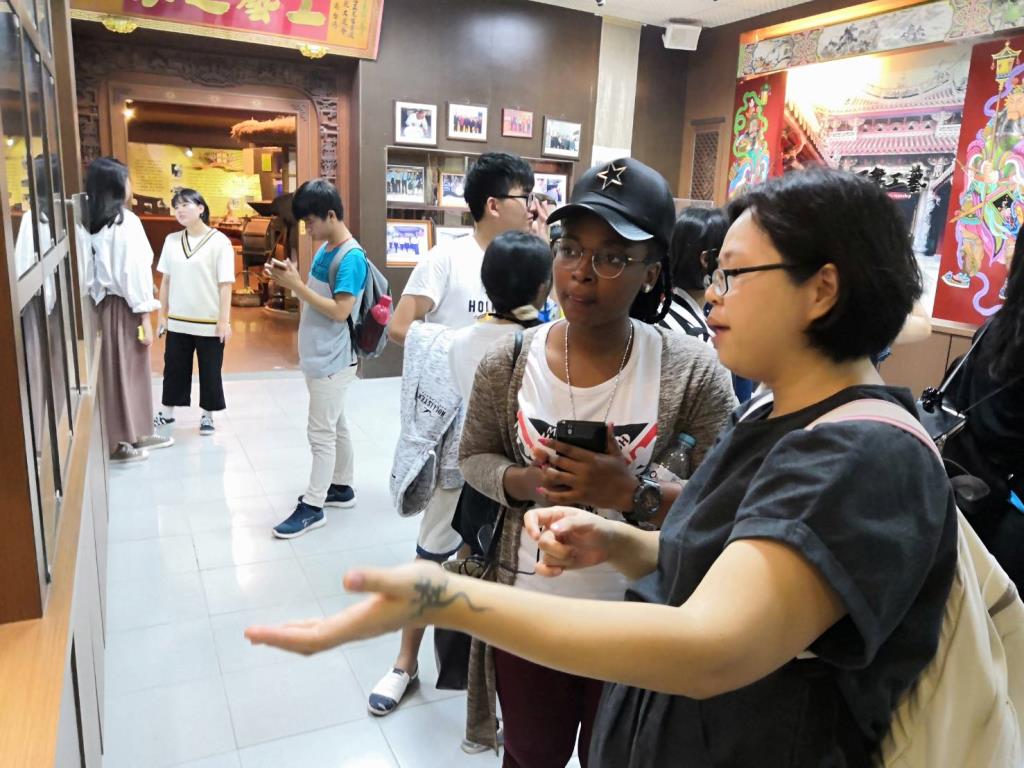 華語中心舉辦文化參訪，華語生參訪故宮南院與交趾陶工藝園區。