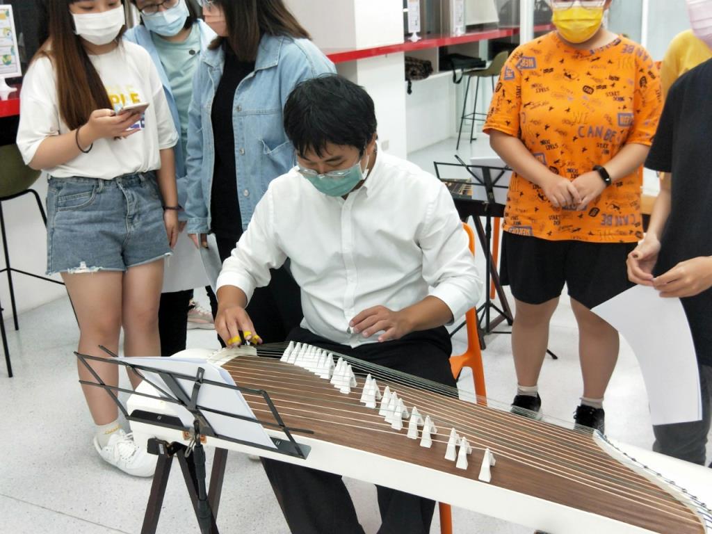 Guzheng and Taiwanese Ballad