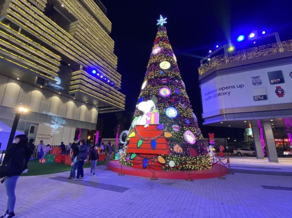 【NEWS】南紡購物中心打造全台限定 高達13米高的「史努比主題聖誕樹」｜長榮大學電視台
